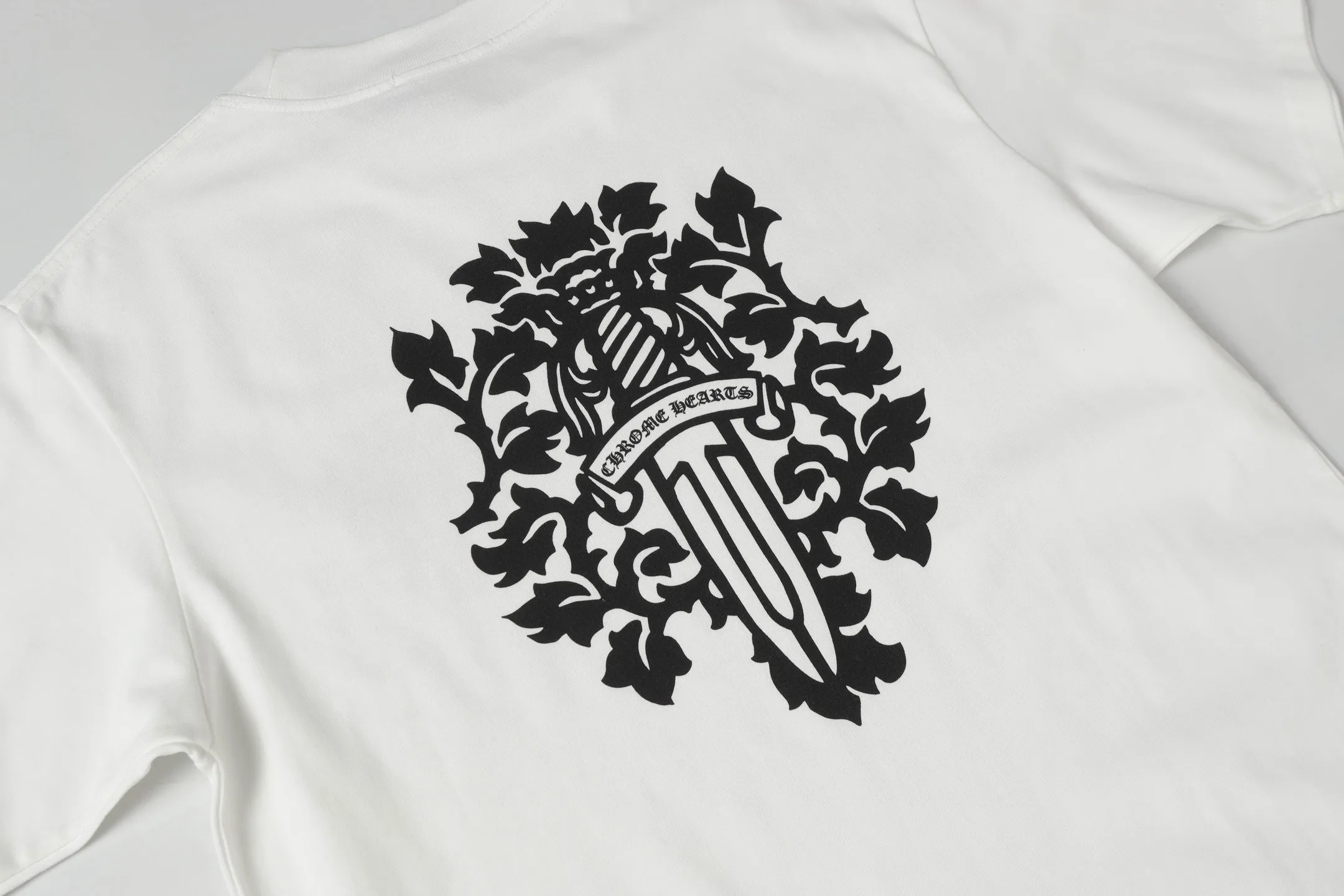 🅿️170 Chrome hearte/Chrome heart ch 25ss Miami limited Sanskrit printed T-shirt short sleeves. A must-have item for daily commuting for men and women in light luxury. The correct version is welcome to compare. Detailed features: ·280 grams of 100% cotton double yarn jersey fabric. ·Special thickened 32 pieces of double-strand 1x1 thread in the same vat. ·Double-needle cross-stitch technology. ·Original main mark washed hangtag. COLOUR: Black White SIZE：s m l xl